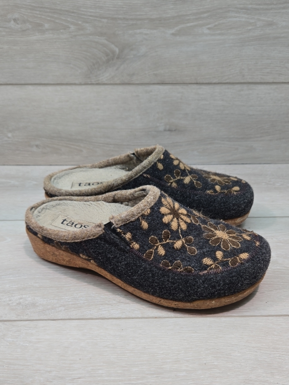 Taos Footwear Charcoal Wool Floral Embroidered Clog Mules Shoes Sz 39/8-8.5